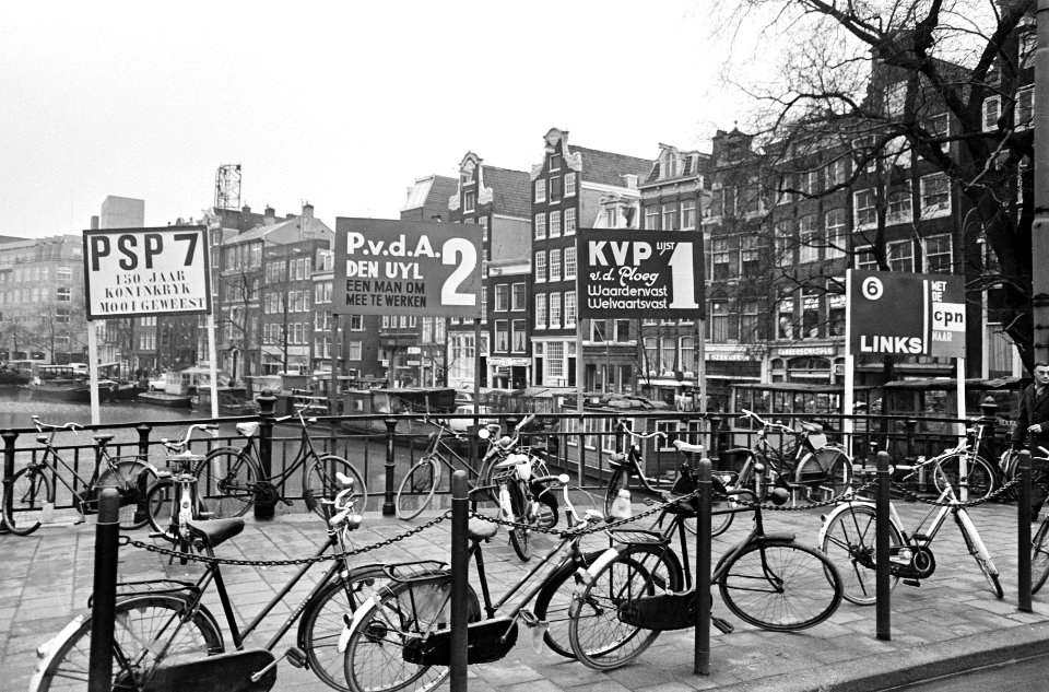 Verkiezingsborden op Amsterdamse bruggen, 8 PvdA, 7 PSP, 5 en 6 verschillende bo, Bestanddeelnr 920-0161