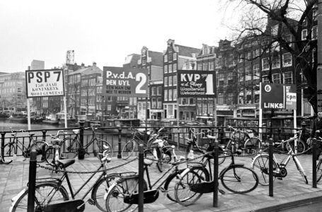 Verkiezingsborden op Amsterdamse bruggen, 8 PvdA, 7 PSP, 5 en 6 verschillende bo, Bestanddeelnr 920-0161