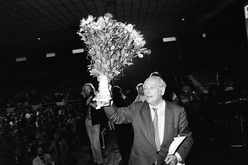 Verkiezingscampagne PvdA in Edenhal in Amsterdam Den Uyl met bloemen, Bestanddeelnr 932-3093