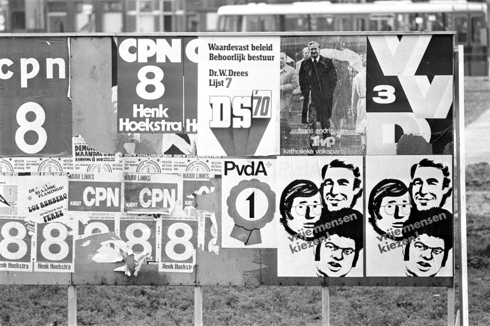 Verkiezingsborden van CPN en PSP op brug in Amsterdam, verkiezingsaffiches, Bestanddeelnr 926-0411