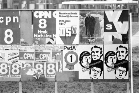 Verkiezingsborden van CPN en PSP op brug in Amsterdam, verkiezingsaffiches, Bestanddeelnr 926-0411