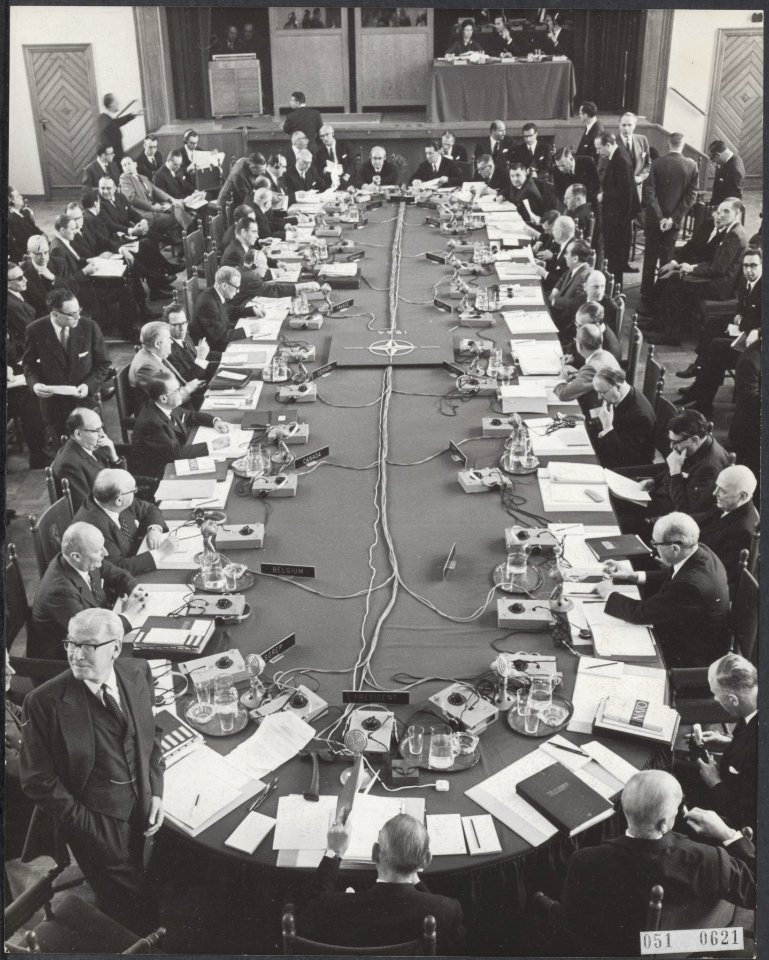 Vergaderingen, internationale organisaties, ministers, Butler, Couve de Murville, Bestanddeelnr 051-0621