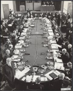 Vergaderingen, internationale organisaties, ministers, Butler, Couve de Murville, Bestanddeelnr 051-0621