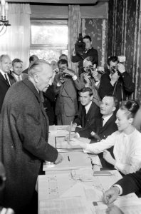 Verkiezingen in Duitsland, Adenauer brengt zijn stem uit, Rhondorf, Bestanddeelnr 918-2049