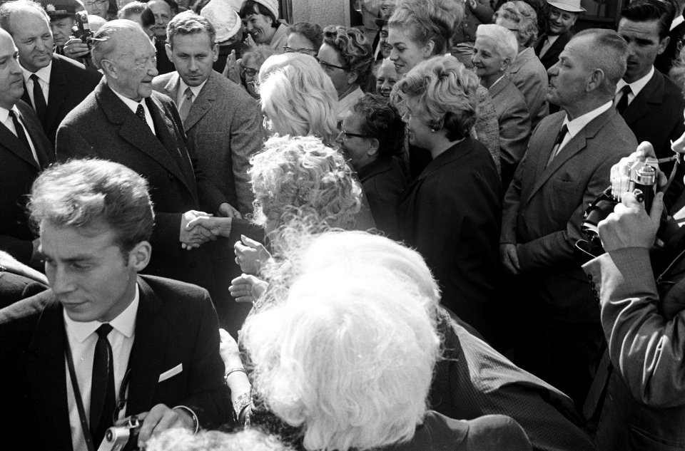Verkiezingen in Duitsland, Adenauer brengt zijn stem uit, Rhondorf, Bestanddeelnr 918-2047