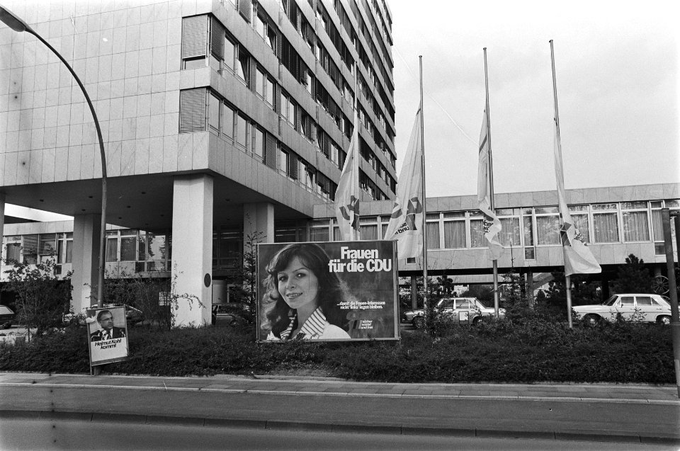 Verkiezingsborden in Bonn (BRD) in verband met bondsdagverkiezingen op drie okto, Bestanddeelnr 928-7872
