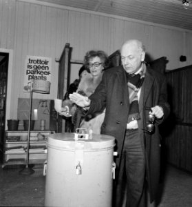 Verkiezingen Provinciale Staten Den Uyl en vrouw stemmen, Bestanddeelnr 929-6459