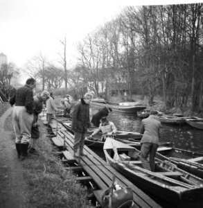 Vereniging Club der Honderd (vissen) mannen aan het werk op aan een steiger gem, Bestanddeelnr 918-5705