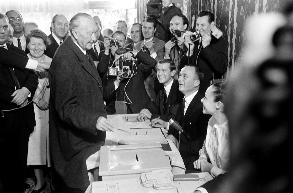 Verkiezingen in Duitsland, Adenauer brengt zijn stem uit, Rhondorf, Bestanddeelnr 918-2046