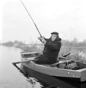 Vereniging Club der Honderd (vissen) Vissende man in een roeiboot terwijl hij e, Bestanddeelnr 918-5680