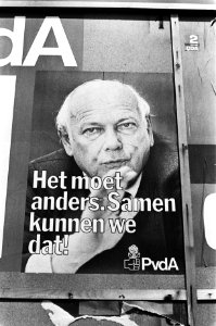 Verkiezingsaffiches van VVD Samen aan het werk en PvdA Het moet anders, samen, Bestanddeelnr 931-4792