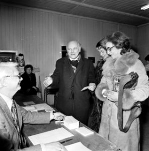 Verkiezingen Provinciale Staten Den Uyl en vrouw stemmen, Bestanddeelnr 929-6462