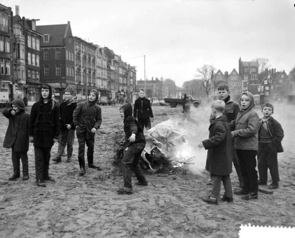 Verbranden van kerstbomen door de jeugd, Bestanddeelnr 911-9281