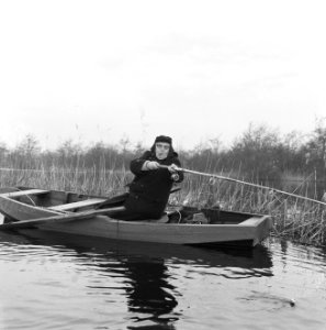 Vereniging Club der Honderd (vissen) vissende man in een roeiboot, Bestanddeelnr 918-5704