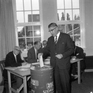Verkiezingen te Rotterdam, Burgemeester Thomassen brengt zijn stem uit, Bestanddeelnr 919-2177