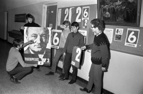 Verkiezingen op HAVO-school in de Zocherstraat, leerlingen bezig met affiches, Bestanddeelnr 920-0762