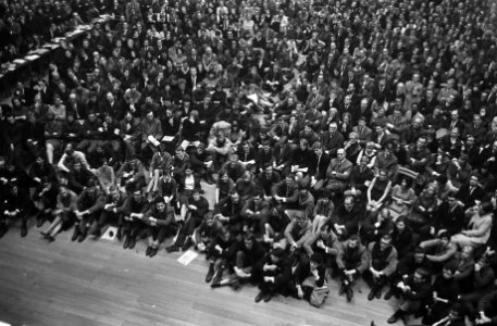 Verkiezings Teach-in in Koopmansbeurs van ASVA, een overvolle zaal, Bestanddeelnr 920-0561