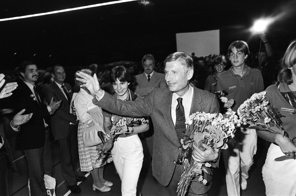 Verkiezingsbijeenkomst CDA Nijmegen, opdracht CDA Van Agt zwaaiend met bloemen, Bestanddeelnr 932-3130
