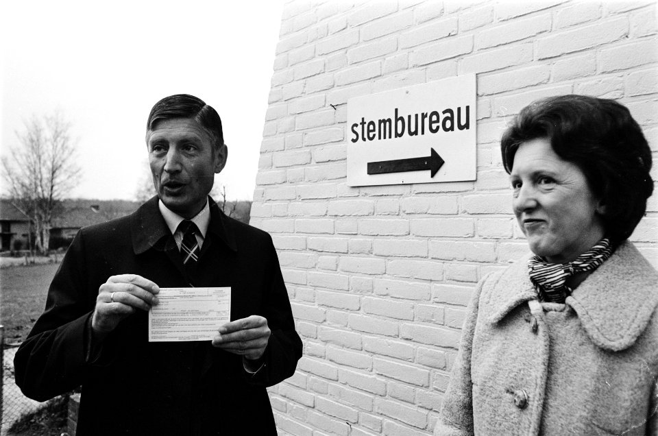 Verkiezingen Provinciale Staten premier Van Agt en vrouw voor stembureau, Bestanddeelnr 929-6463