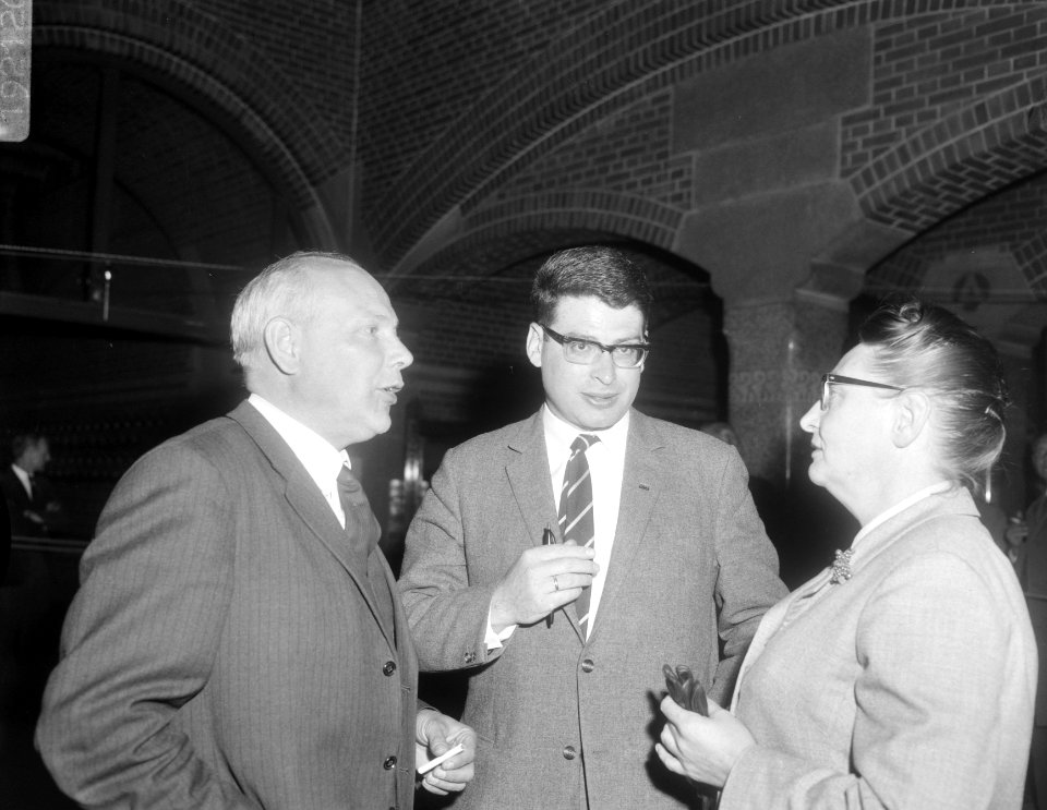 Verkiezingen te Amsterdam, v.l.n.r. Minister Den Uyl , lijsttrekker Ed van Thijn, Bestanddeelnr 919-2126
