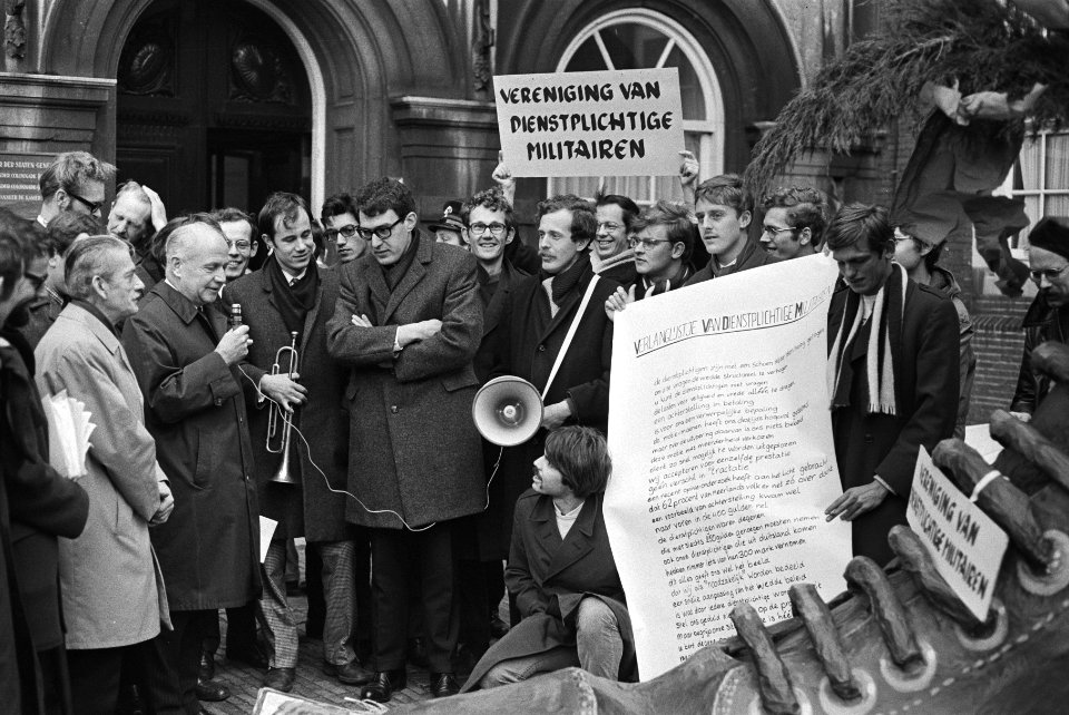 Vereniging van dienstplichtige militairen biedt schoen met verlanglijst aan aan , Bestanddeelnr 924-0665