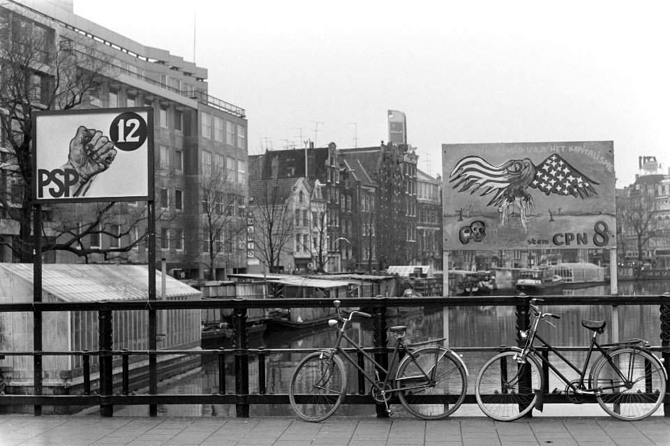 Verkiezingsborden van CPN en PSP op brug in Amsterdam, Bestanddeelnr 926-0409