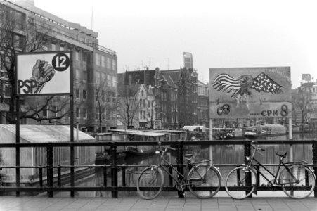 Verkiezingsborden van CPN en PSP op brug in Amsterdam, Bestanddeelnr 926-0409