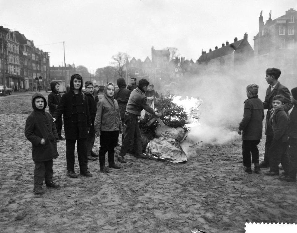 Verbranden van kerstbomen door de jeugd, Bestanddeelnr 911-9282