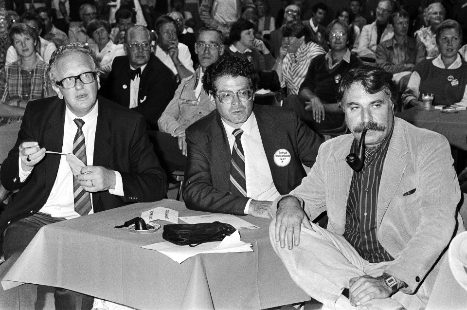 Verkiezingscampagne PvdA in Edenhal in Amsterdam v.l.n.r. Van Kemenade , Van Th, Bestanddeelnr 932-3092
