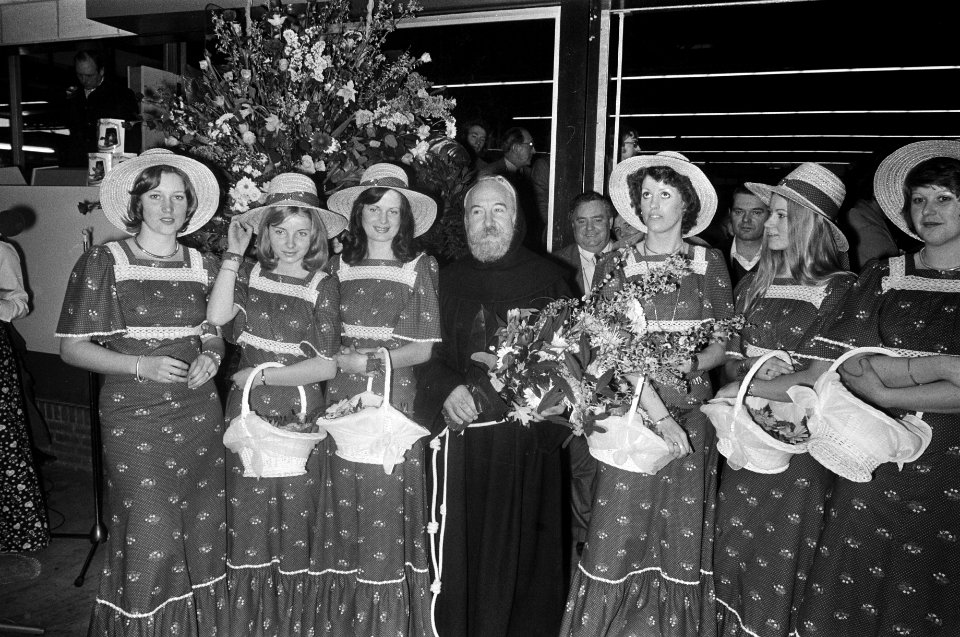 Vereniging Bloemenveilingen Aalsmeer huldigt korps Rijkspolitie t.g.v. Valentijn, Bestanddeelnr 927-7538