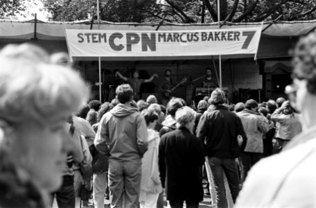 Verkiezingsbijeenkomst CPN in Vondelpark in Amsterdam Joop Wolff (l) en Marcus , Bestanddeelnr 931-5044