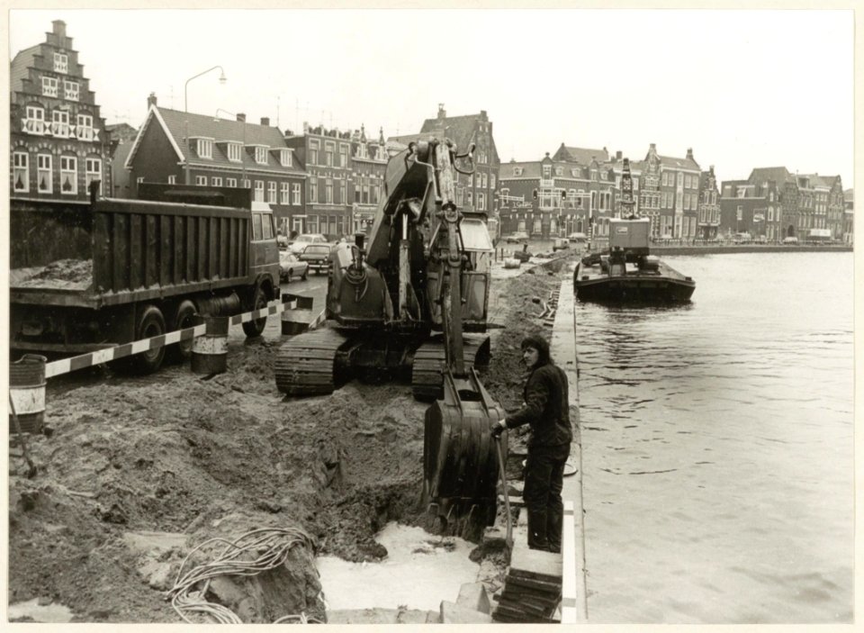 Verbreding van het wegdek langs het Spaarne. NL-HlmNHA 54003819