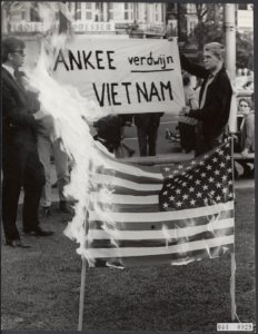 Verbranding van de Amerikaanse vlag, Bestanddeelnr 044-0929