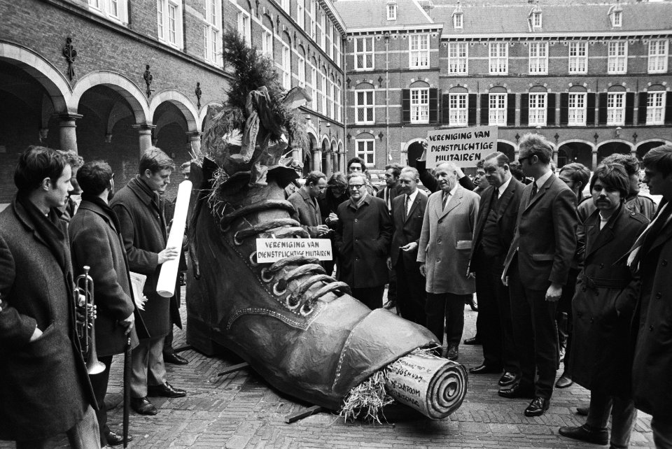 Vereniging van dienstplichtige militairen biedt schoen met verlanglijst aan aan , Bestanddeelnr 924-0666