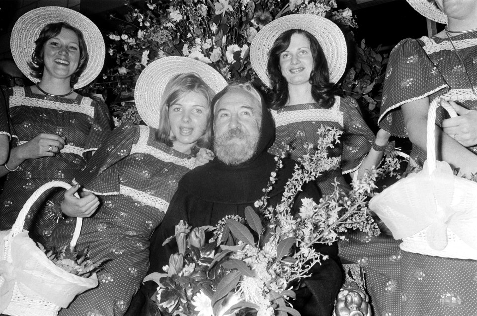 Vereniging Bloemenveilingen Aalsmeer huldigt korps Rijkspolitie t.g.v. Valentijn, Bestanddeelnr 927-7536