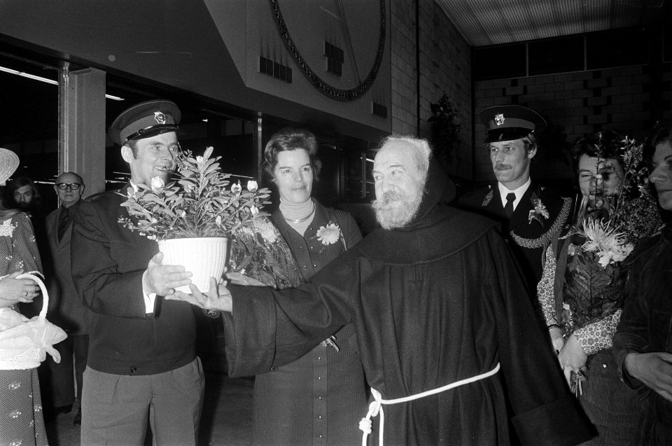 Vereniging Bloemenveilingen Aalsmeer huldigt korps Rijkspolitie t.g.v. Valentijn, Bestanddeelnr 927-7535