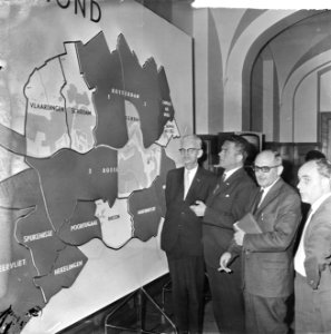 Verkiezingen Rijnmond, op stadhuis van Rotterdam v.l.n.r. wethouder Schilthuis, , Bestanddeelnr 917-8329