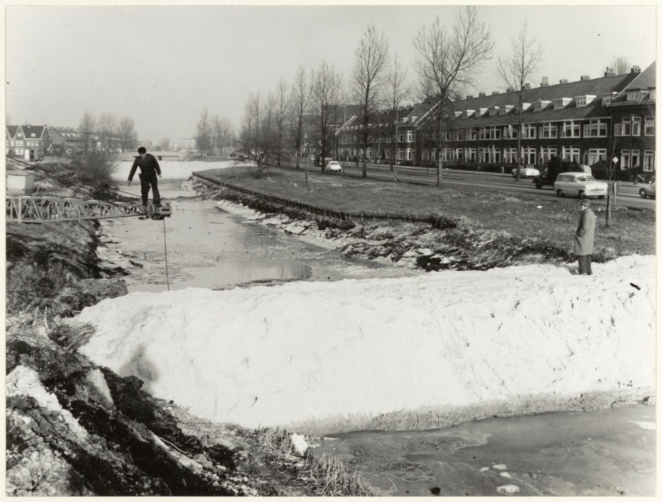 Verbreding van de Delftlaan bij de Kleverlaan, i.v.m. de aansluiting op de Westelijke Randweg, ziende naar het noorden. NL-HlmNHA 54010611