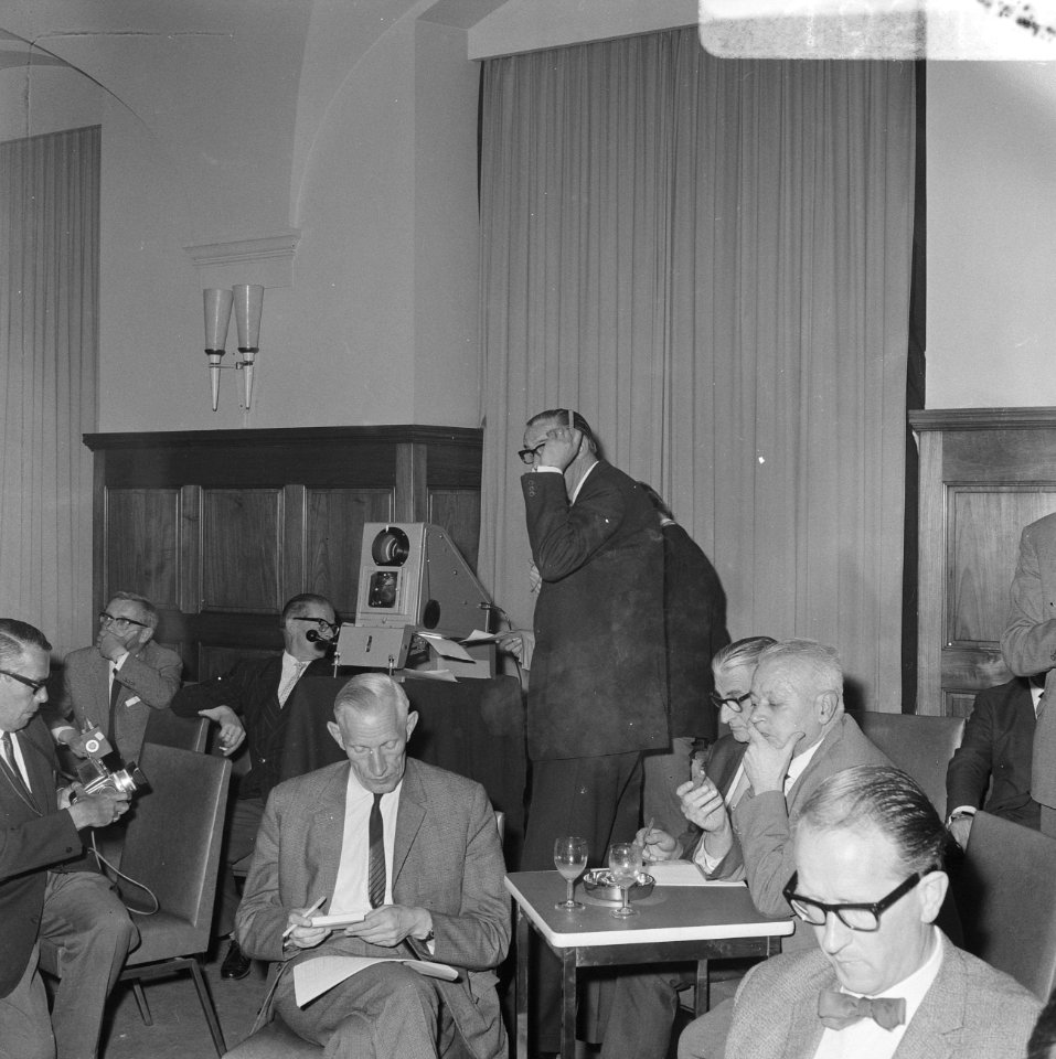 Verkiezingen te Rotterdam, de heer Jansen Verplanken maakt officiele uitslag Rot, Bestanddeelnr 919-2167