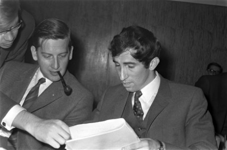 Vergadering Unieraad CHU in het gebouw van K. en W. Utrecht. Links dr. E. Bleumi, Bestanddeelnr 922-9740