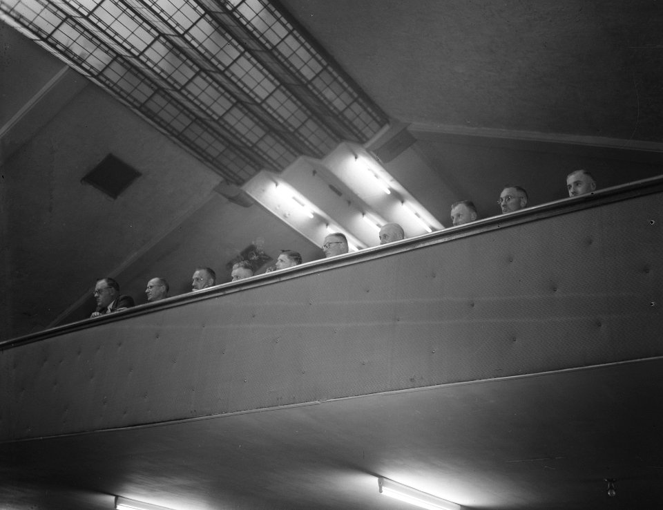 Vergadering KNVB Amsterdam, (over beroepsvoetbal), spanning op balkon, Bestanddeelnr 906-6662