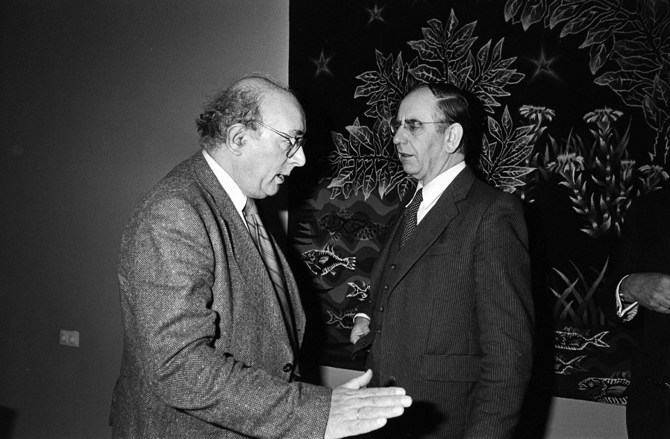 Vergadering in Den Haag van Raad van de Arbeidsmarkt, voorzitter De Pous (r) in gesprek met Ter Horst (lid werknemers), Bestanddeelnr 931-3686