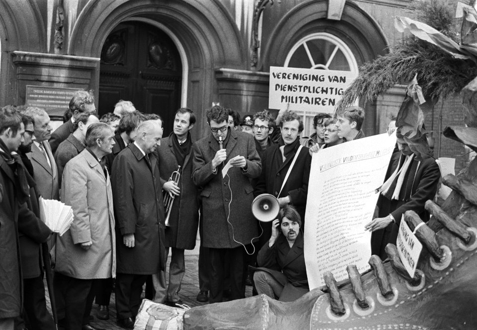 Vereniging van dienstplichtige militairen biedt schoen met verlanglijst aan aan , Bestanddeelnr 924-0664