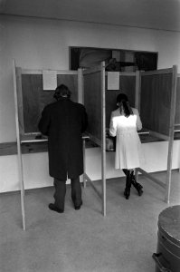 Verkiezingen voor gemeenteraad van nieuwe gemeente Zaanstad stemmers in Zaandams, Bestanddeelnr 926-7541