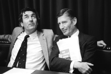 Vergadering over Bouw-CAO in Woerden de heer G. J. Tiemstra (AVBB) wordt begroet door de heer L. Brouwer (FNV), links, Bestanddeelnr 931-5584