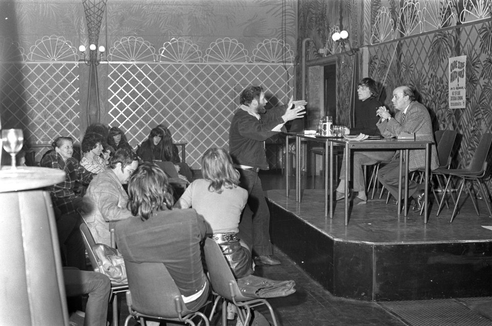 Vergadering over Wallen autovrij in Brakkegrond te Amsterdam, Bestanddeelnr 925-5105