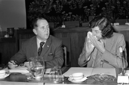 Vergadering Stichting van de Arbeid in SER-gebouw in Den Haag , Van Veen (l) (VN, Bestanddeelnr 927-5802