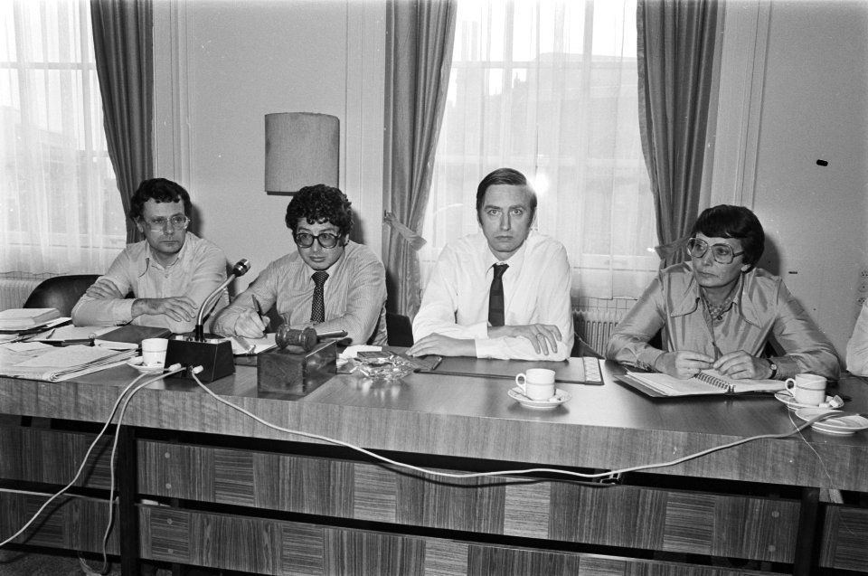 Vergadering PvdA-fractie over kabinetsformatie v.l.n.r. Aad Kosto, Ed van Thijn, Bestanddeelnr 929-3808