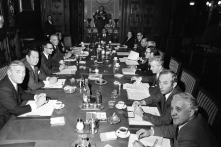 Vergadering regering, vakbonden en werkgevers over lonen van volgend jaar op Min, Bestanddeelnr 924-0740