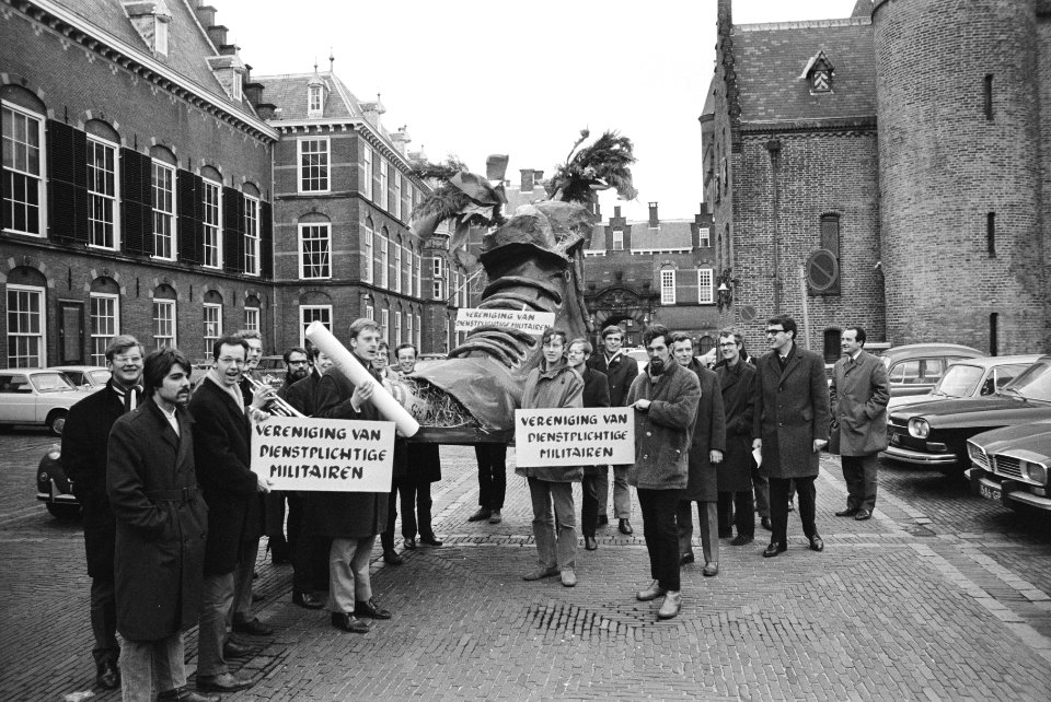 Vereniging van dienstplichtige militairen biedt schoen met verlanglijst aan aan , Bestanddeelnr 924-0667